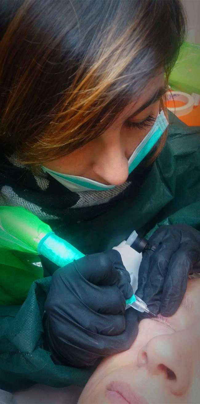 Ilaria mentre esegue un lavoro di trucco permanente